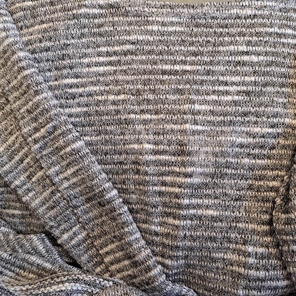 Aeropostale  Women's Style 3030 Long Sleeve Silver Striped Top, M - Picture 5 of 7